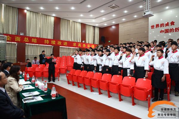 同学们举起右手，用铿锵有力的声音宣誓