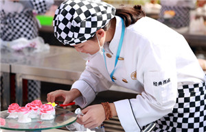 云南新东方烹饪学校 云南新东方 云南新东方西点大赛 西点大赛 经典西点 裱花大赛