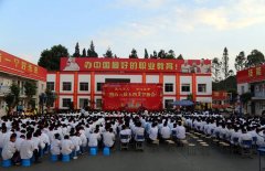 云南新东方“匠心不凡、初心筑梦”庆五一 迎五四晚会隆重举行