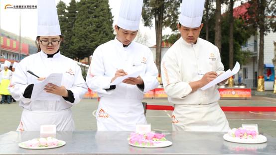 最美的花送给最爱的人：云南新东方2017“献礼情人节”西点裱花大赛