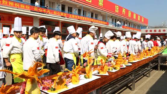 云南新东方大厨精英：阶段考核显真功