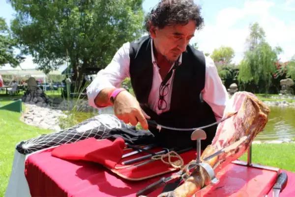 你见过切一条火腿，就挣2.8万的厨师吗