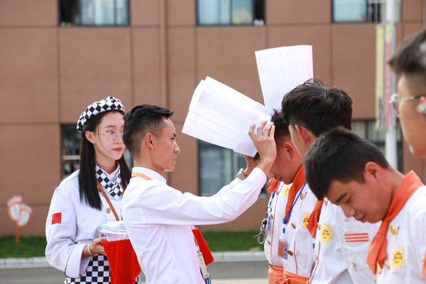 青春·需要荣耀！授冠礼成·启航云南新东方！