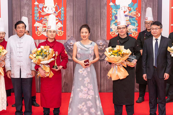 赢了！新东方烹饪战队登顶央视《厨王争霸》冠军！