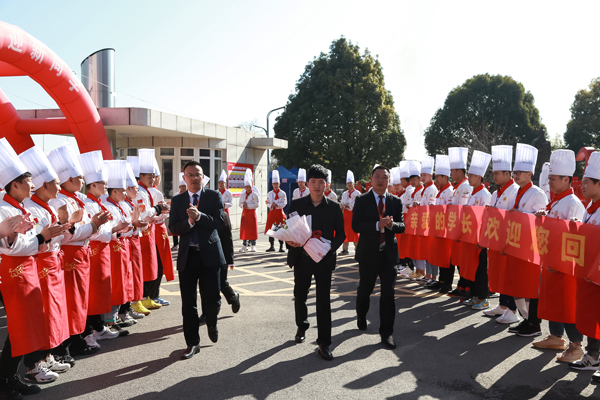 热烈欢迎杰出校友邓保平走进云南新东方展开工作经验分享会