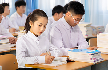 具有同等中专学籍的社会青年